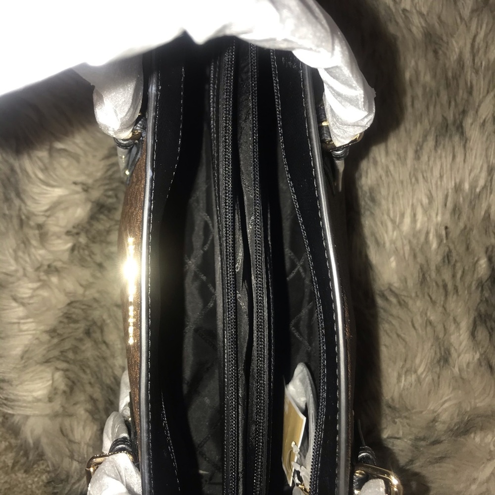 Micheal Kors Voyager Tote Bag - Picture 5 of 7